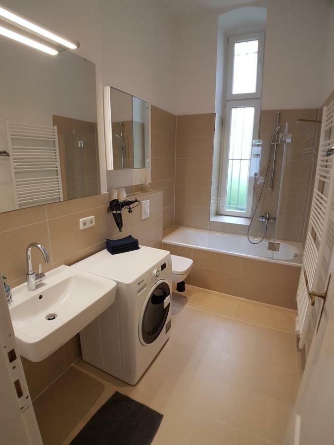 Lang Re By Rockchair Apartments L Superhost Status L 2 Bedrooms Boxspringbeds In City Center - Cozy Family & Business Flair Welcomes You! เบอร์ลิน ภายนอก รูปภาพ